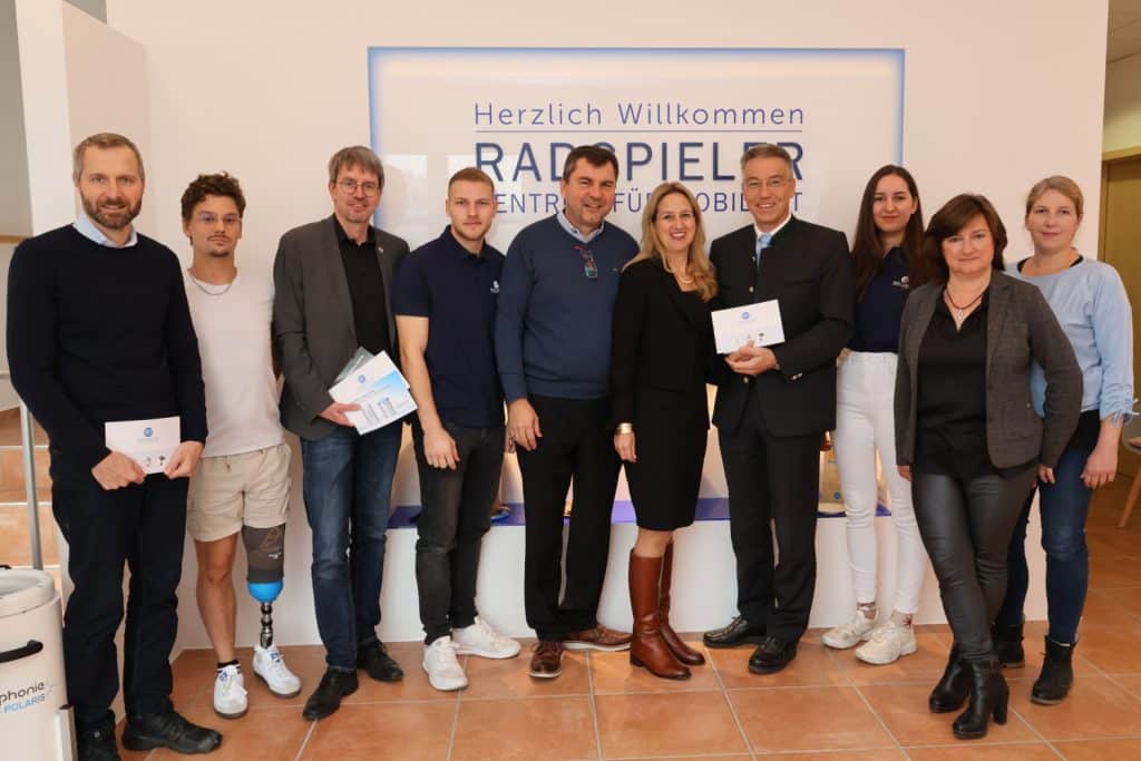 Gruppenbild bei der Firma Radspieler mit Landrat Otto Lederer.