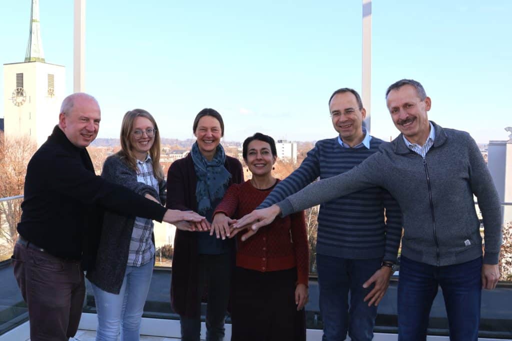 Gruppenfoto der Ehrenamtskoordinatoren und Koordinatorinnen auf der Dachterasse des Landratsamts Rosenheim.