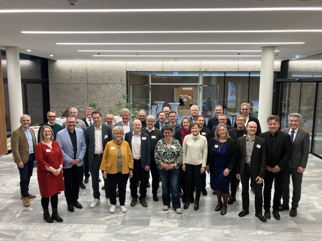 Gruppenfoto mit den teilnehmenden Schulleitungen im Foyer des Landratsamts Rosenheim.