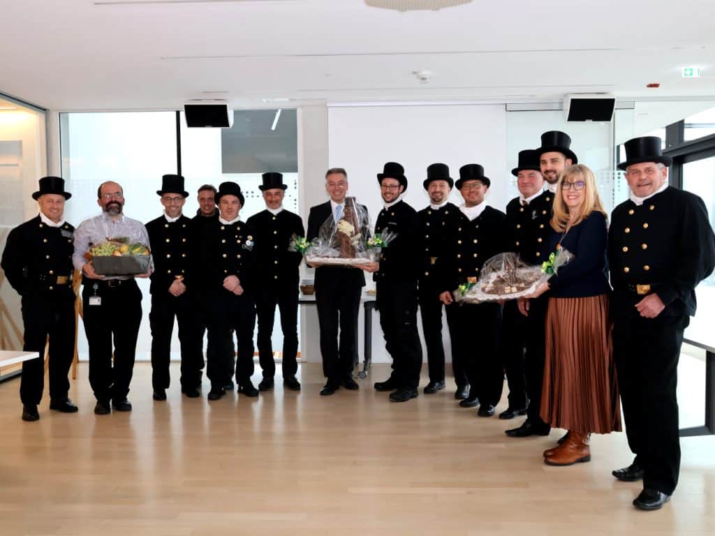 Gruppenfoto des Kaminkehrer-Empfangs im Landratsamt Rosenheim. 